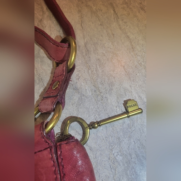 Fossil Wine Colored Saddle Bag Crossbody Purse Adjustable Key Charm - Picture 4 of 11